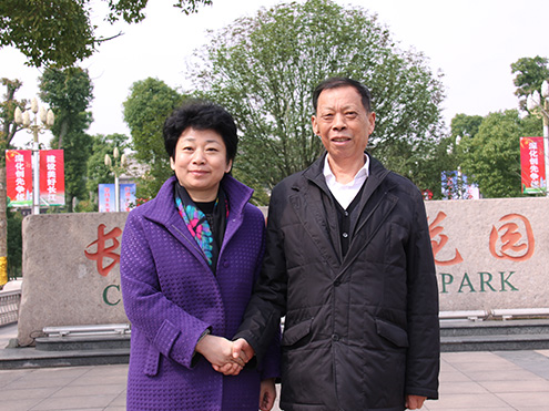 時任江蘇省委常委便锨、無錫市委書記黃莉新與老書記合影留念